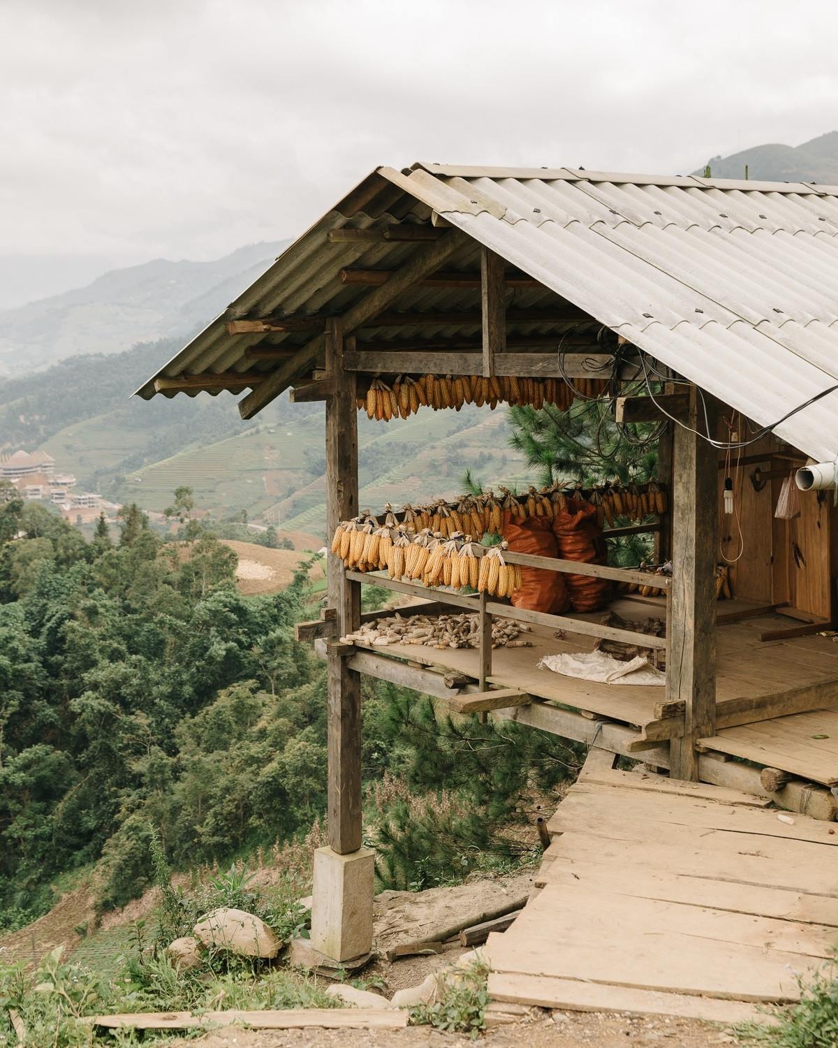 Phơi ngô ở ngôi nhà sàn làng Chế Cu Nha, Yên Bái