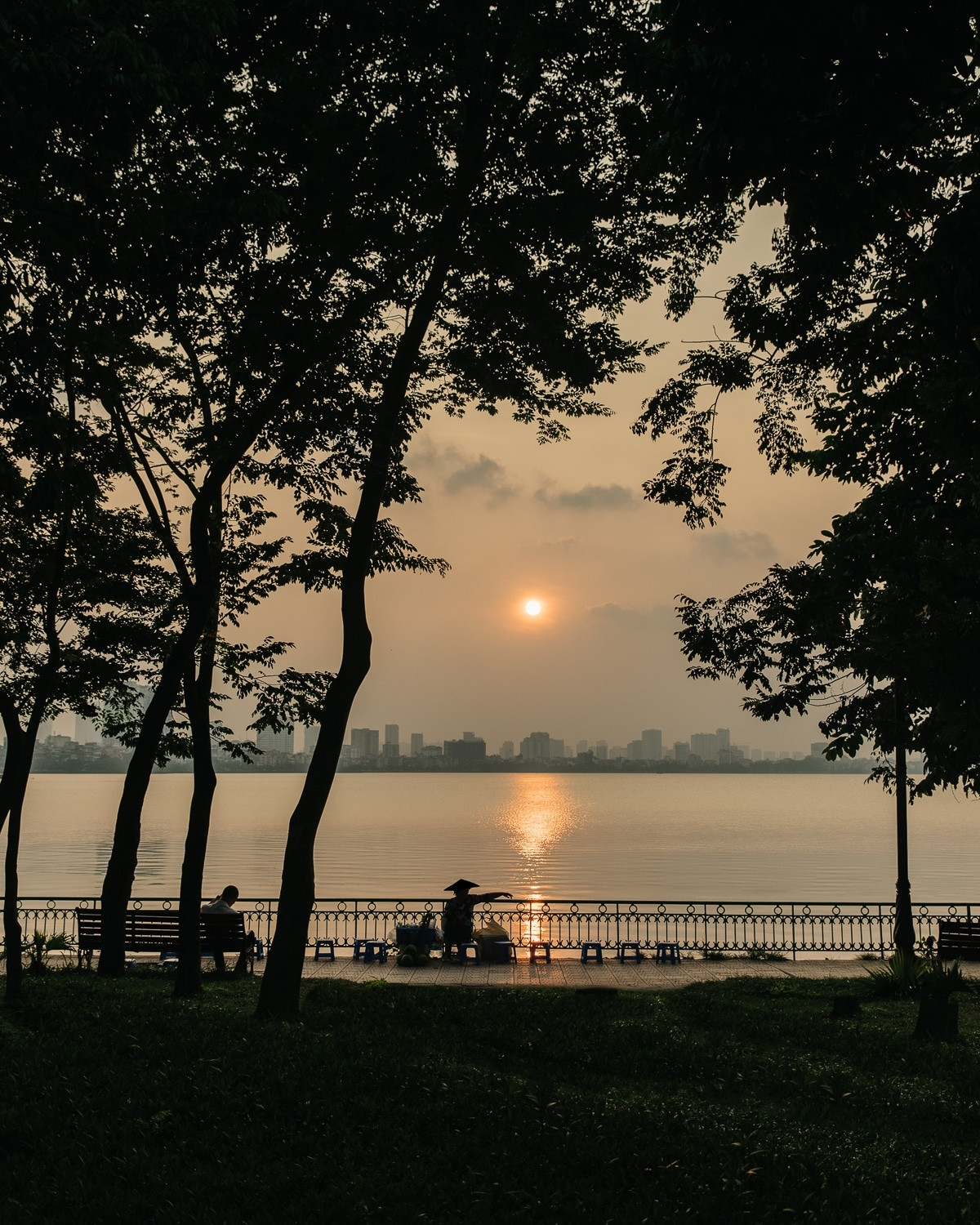 Hoàng hôn ở hồ Tây