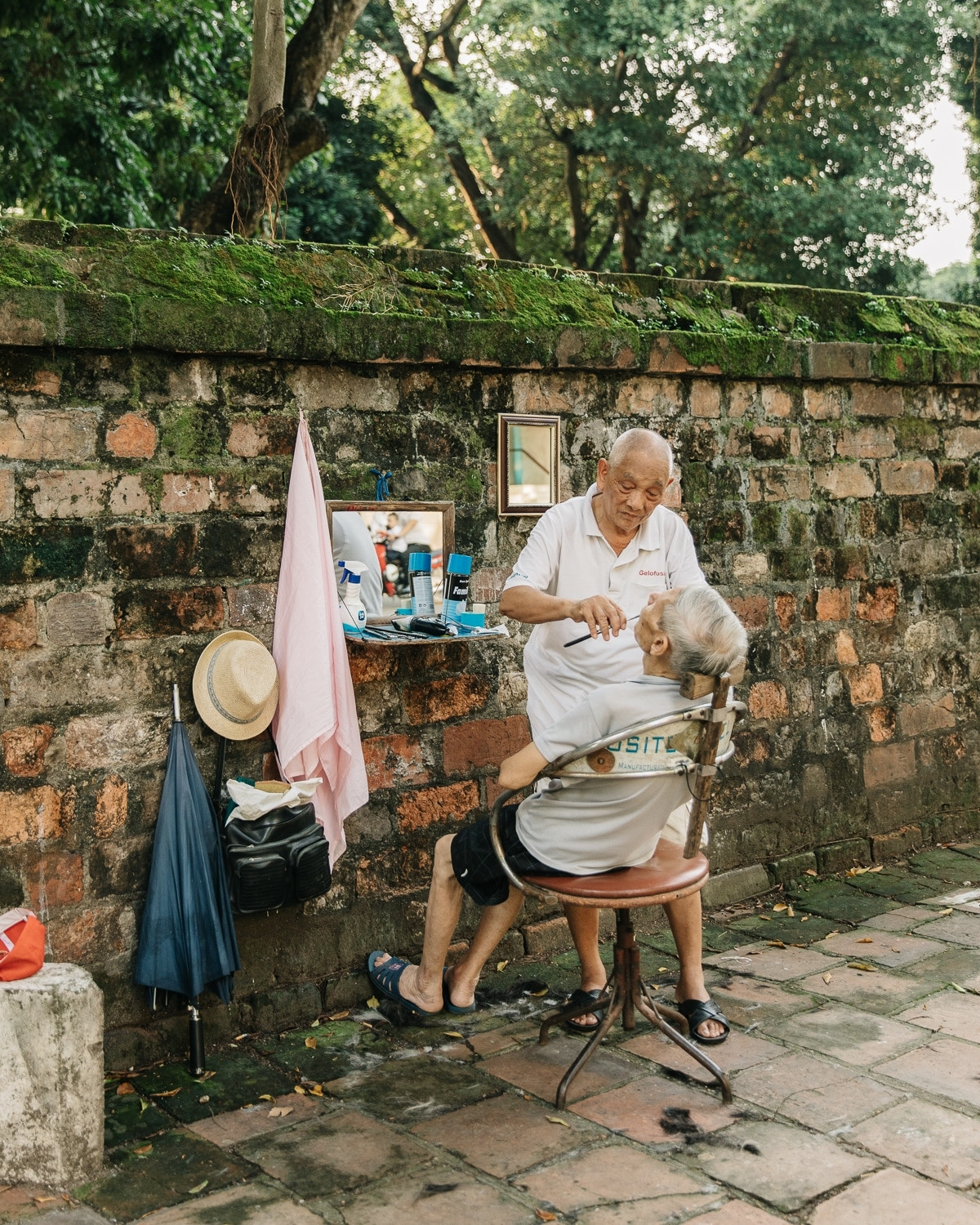 Tiệm cắt tóc bên cạnh tường Văn Miếu, Hà Nội