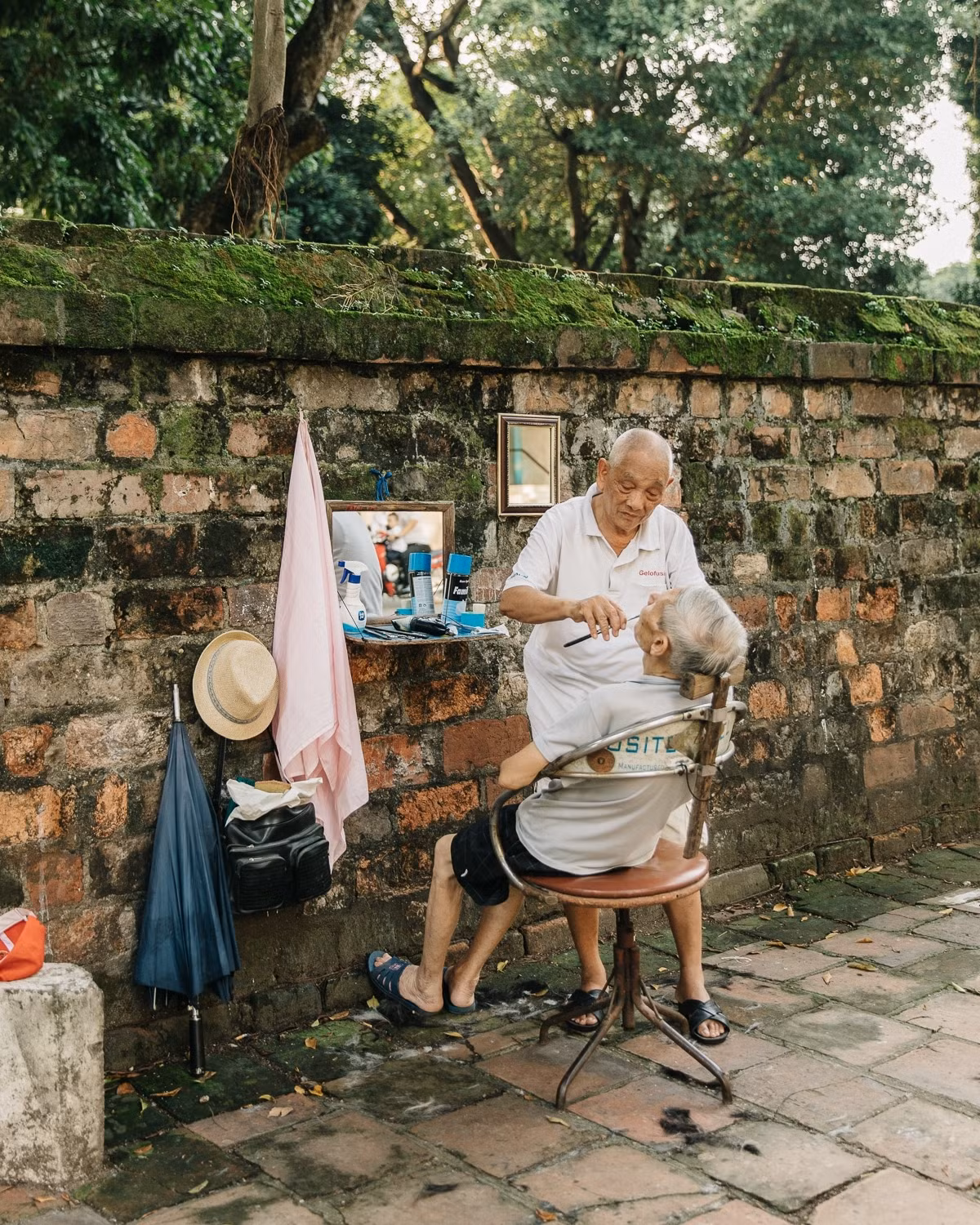 Tiệm cắt tóc bên cạnh tường Văn Miếu, Hà Nội