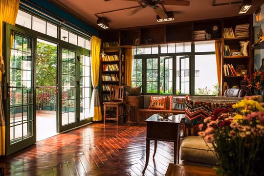  Nhà mở nhiều cửa: Việc mở nhiều cửa ở các vị trí khác nhau trong ngôi nhà sẽ mang đến nhiều tiện ích cho giao thông trong nhà. Nhưng theo phong thủy, kiểu kiến trúc nhà này sẽ không giúp căn nhà tụ được khí, vì thế dễ dẫn đến tiền tài thất thu. Nếu thật sự không cần thiết thì nên để một cửa là tốt nhất. Nếu muốn mở nhiều cửa, khi không sử dụng đến, nên đóng hoặc khóa các cửa phụ lại, không nên cùng lúc mở tất cả các cửa.