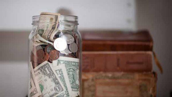 Để tiền lung tung trong nhà: Có một thói quen xấu rất nhiều người mắc phải đó là hay để tiền lung tung trong nhà. Mọi người thường nghĩ nhà không có người lạ nên tiện đâu để đấy. Về phong thủy điều này rất nghiêm trọng. Muốn tài vận tốt, tiền phải được để tập trung lại một chỗ mới tụ được tài khí. Để tiền lung tung chính là sai lầm làm phân tán tài khí của mình.