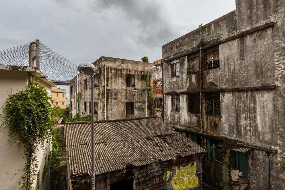 Đến năm 2011, người dân địa phương buộc phải di dời để nhường chỗ cho việc xây dựng một dự án có tên Đảo Park. Kể từ đó, thị trấn này phải hứng chịu cảnh "vườn không nhà trống". Du khách có thể tự do vào đây và không cần phải mua vé hay nộp bất kỳ khoản tiền nào. Trạm tàu điện ngầm Tsing Ma hoặc bến phà trung tâm 2 là những nơi có thể giúp bạn đến được thị trấn này. Ảnh: Volodymyr Dvornyk.