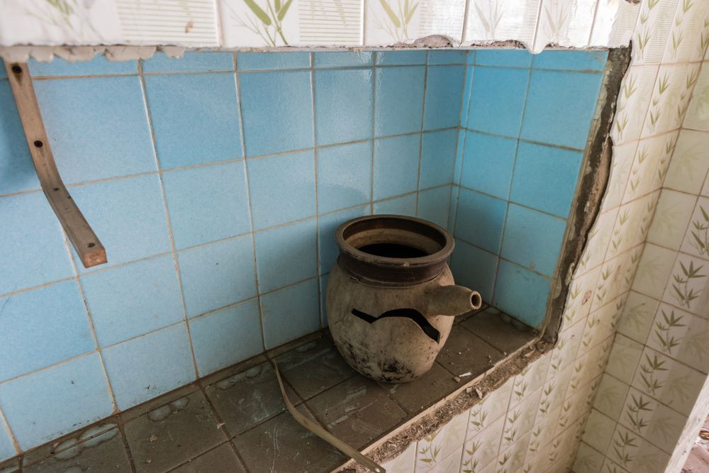 Nơi hoang tàn này từng nổi tiếng với hoạt động nuôi cá. Các nhà hàng hải sản ở Hong Kong thường lấy cá ở đây để phục vụ thực khách. Vào những năm 1980, Ma Wan có dân số khoảng vài nghìn người. Con số ấy đã giảm xuống còn 800 người vào năm 2000. Ảnh: Volodymyr Dvornyk.