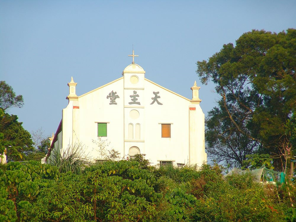 Nhiều người cho rằng hòn đảo này là minh chứng mang tính lịch sử của văn hóa trong quá trình hình thành nên một Hong Kong sầm uất bây giờ. Được xây dựng từ 1890, nhà nguyện trên hòn đảo này được xem là cổ nhất Hong Kong. Nơi đây đã được UNESCO ghi nhận là Di sản châu Á - Thái Bình Dương năm 2005. Ngày nay, Diêm Điền Tử là một trong những địa điểm du lịch thu hút những ai ưa mạo hiểm, thích khám phá điều huyền bí. Ảnh: Yoyochow23.