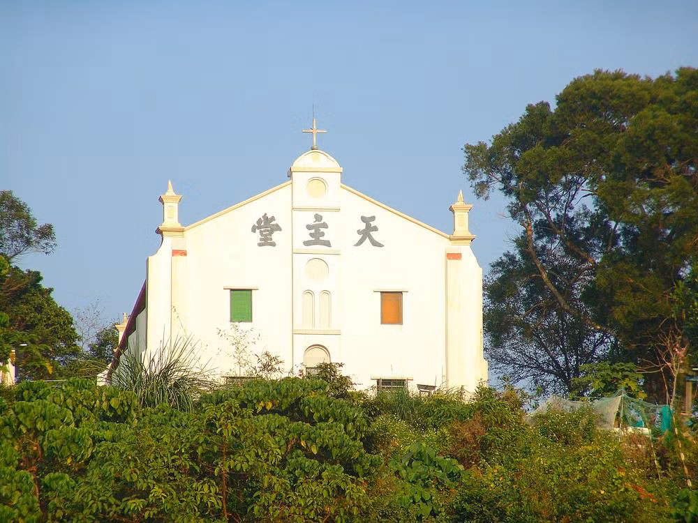 Nhiều người cho rằng hòn đảo này là minh chứng mang tính lịch sử của văn hóa trong quá trình hình thành nên một Hong Kong sầm uất bây giờ. Được xây dựng từ 1890, nhà nguyện trên hòn đảo này được xem là cổ nhất Hong Kong. Nơi đây đã được UNESCO ghi nhận là Di sản châu Á - Thái Bình Dương năm 2005. Ngày nay, Diêm Điền Tử là một trong những địa điểm du lịch thu hút những ai ưa mạo hiểm, thích khám phá điều huyền bí. Ảnh: Yoyochow23.