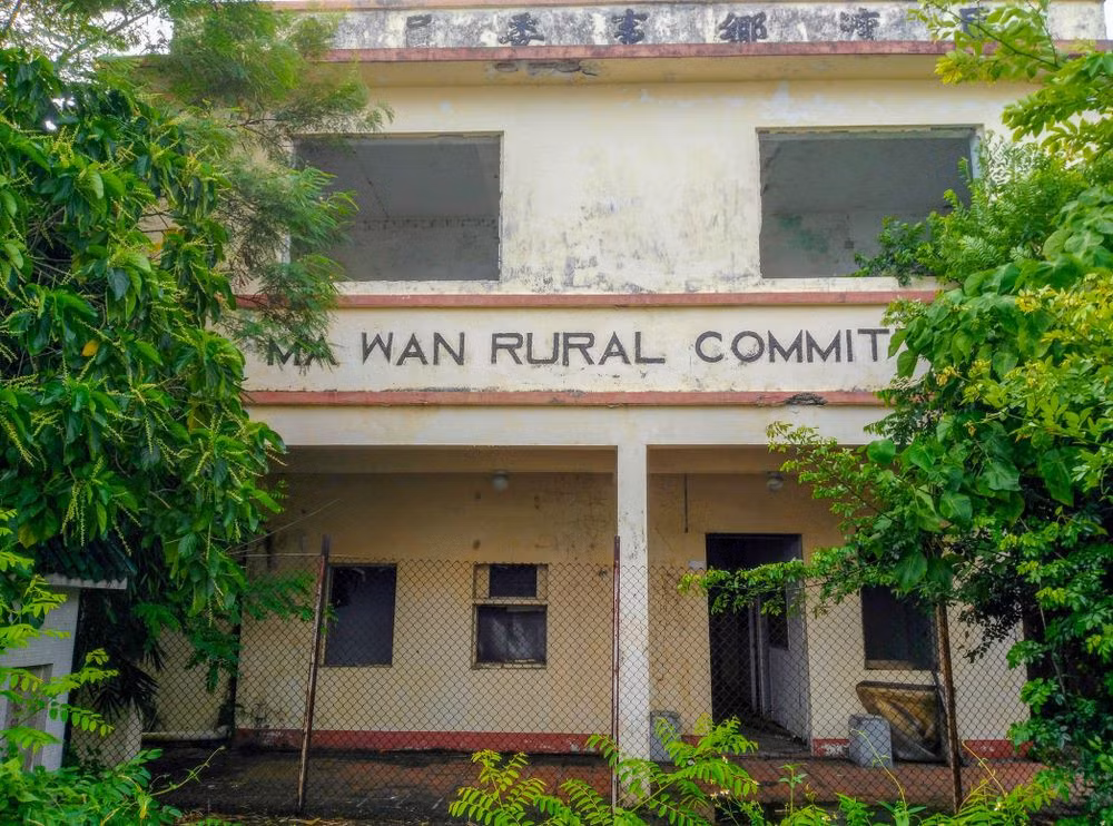 Thị trấn ma nhỏ từng có trường học, nhà hàng, trung tâm chăm sóc sức khỏe cho trẻ em và phụ nữ. Hiện tại, tất cả tòa nhà này đều trống rỗng và dần sụp đổ. Nếu thuộc tuýp người tò mò hoặc muốn sưu tầm một album ảnh ghê rợn, bạn có thể ghé thăm thị trấn này. Ảnh: Volodymyr Dvornyk.