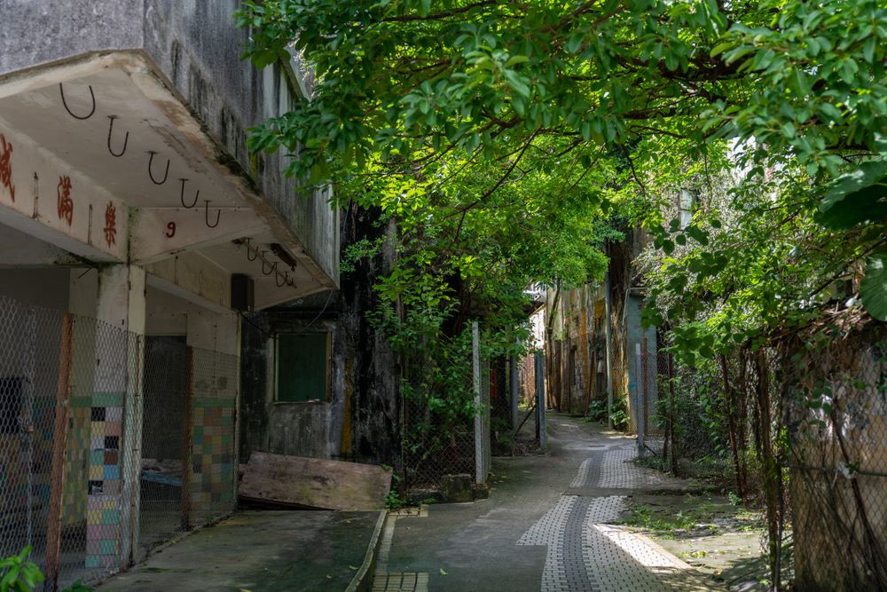  Ma Wan: Chỉ cần ngồi trên chuyến phà nhỏ, bạn sẽ đến được hòn đảo nhỏ nằm ở phía tây quận Cửu Long (Hong Kong, Trung Quốc). Trái ngược vẻ sầm uất, nhộn nhịp của khu vực gần cảng chính, Ma Wan, thị trấn ma thuộc phía đông bắc hòn đảo, lại khiến nhiều người rợn tóc gáy với khung cảnh điêu tàn. Ảnh: Kylauf.