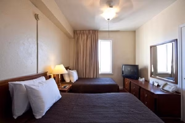 Cecil, khách sạn được xây những năm 1920, từng đón tiếp kẻ giết người hàng loạt Richard Ramirez, biệt danh Night Stalker và Jack Unterweger, kẻ đã giết 9 gái mại dâm ở châu Âu và Mỹ.