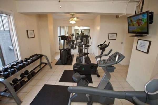 Nikki DuBose, nhà văn sáng tác dựa trên tội phạm có thật đã đến thăm khách sạn. Cô kể lại, cô là một người thường xuyên có những trải nghiệm huyền bí (nhìn, nghe và cảm thấy các hồn ma), khi vào khách sạn, cô cảm giác được các hồn ma và cảm giác đó khá tệ.