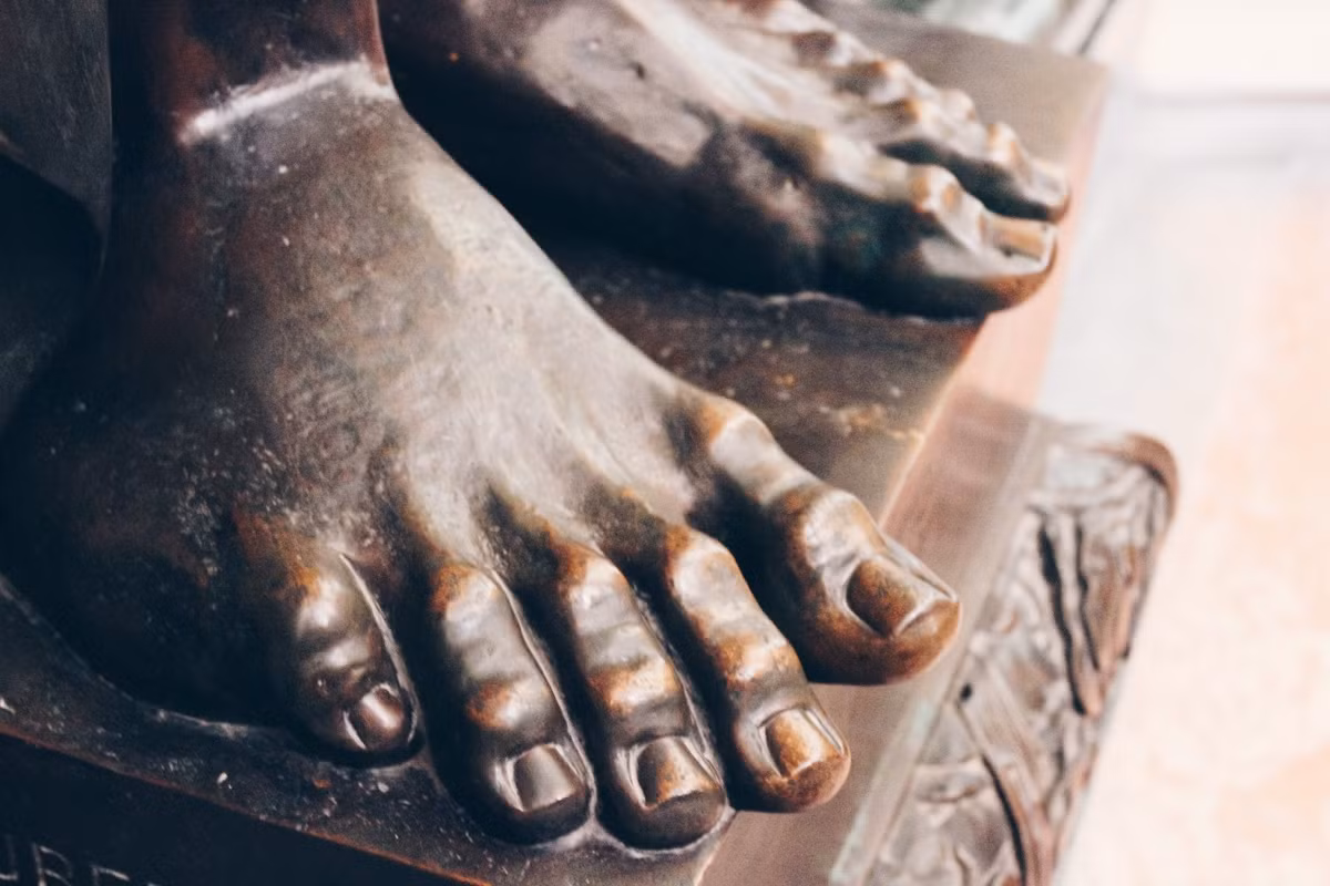 Cánh cửa được làm bằng nhiều súng đại bác từ trận Austerlitz (trận Tam Hoàng) - một trong những trận đánh chiến thắng vĩ đại nhất của Napoleon.