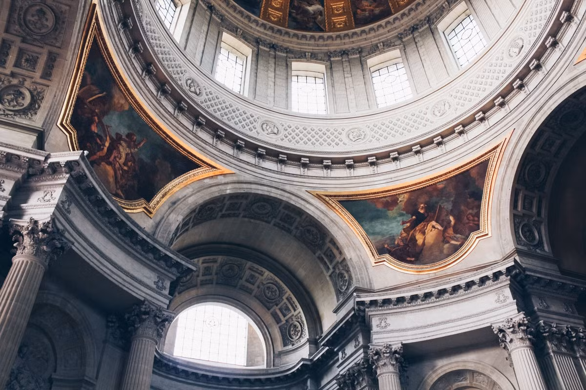 Lăng mộ Napoleon gồm 2 tầng, lối ra vào ở tầng trên.