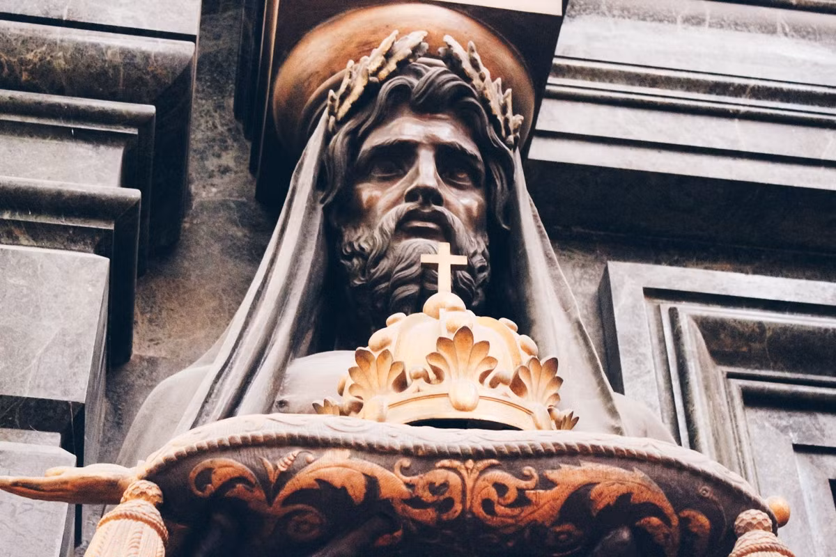 Đến lối vào hầm mộ, bạn sẽ thấy 2 bên cửa là hai bức tượng khổng lồ với bàn chân to lớn.