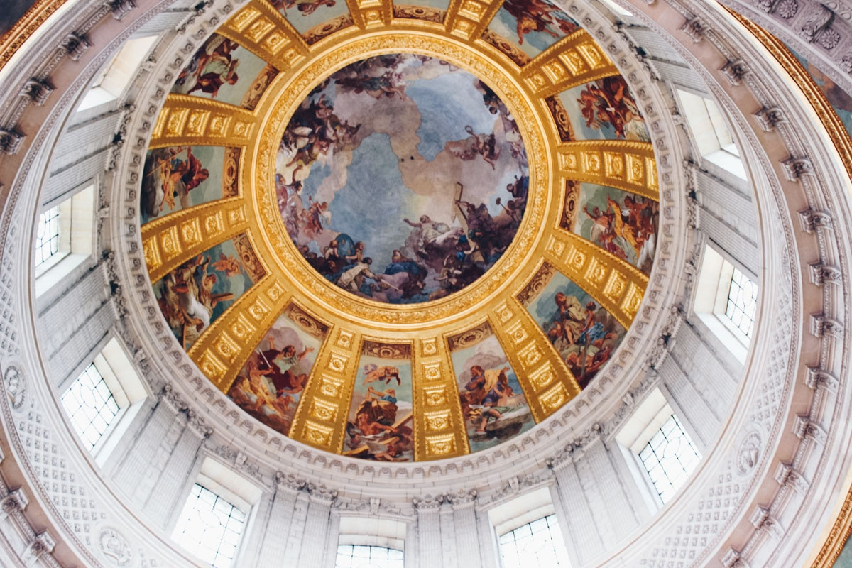 Tầng trên được trang trí kín với các bức bích họa tinh xảo, họa tiết bằng vàng và các tác phẩm điêu khắc chạm khắc tinh tế, kết hợp với bàn thờ cao từ sàn đến trần, tất cả tạo nên không gian quá rực rỡ và tuyệt hảo.