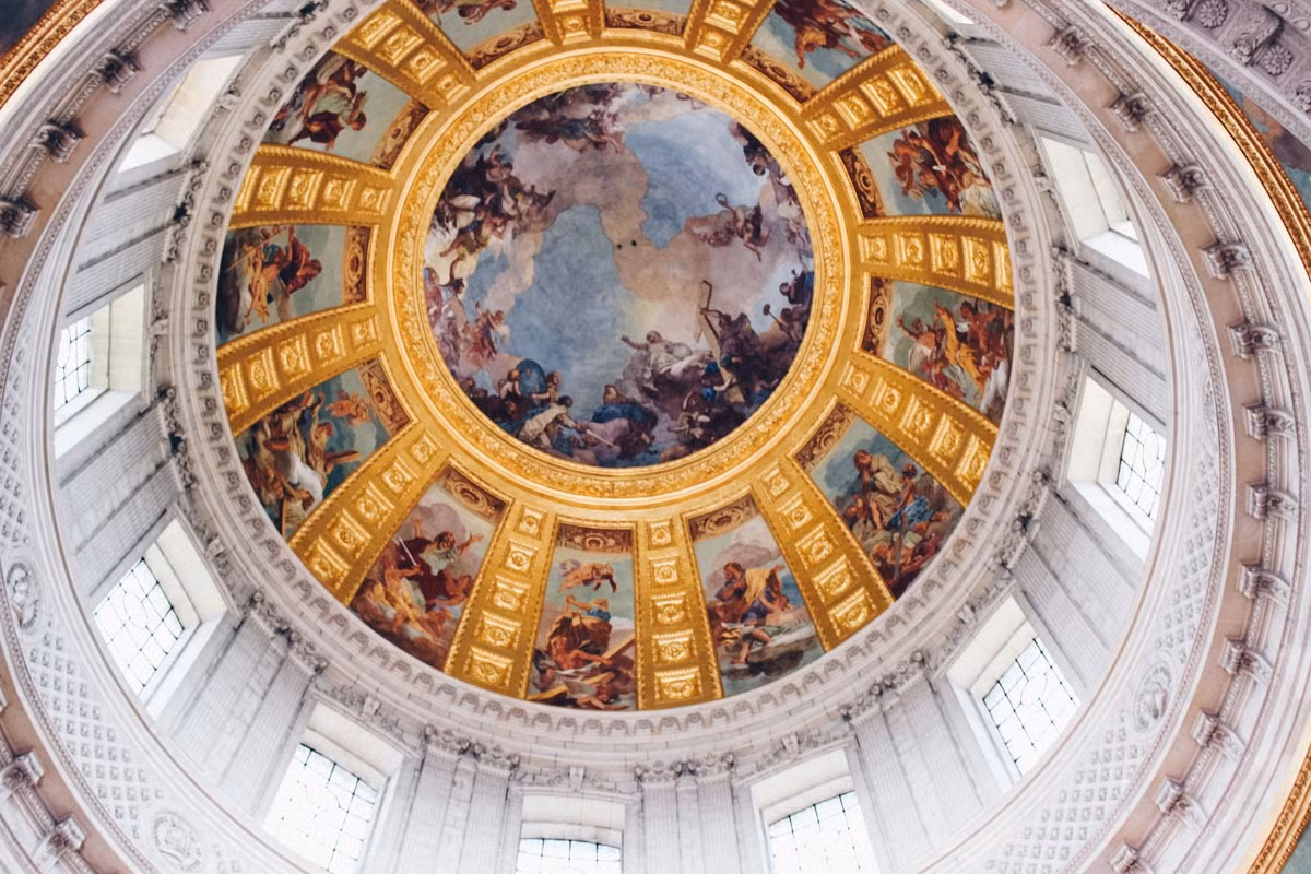 Tầng trên được trang trí kín với các bức bích họa tinh xảo, họa tiết bằng vàng và các tác phẩm điêu khắc chạm khắc tinh tế, kết hợp với bàn thờ cao từ sàn đến trần, tất cả tạo nên không gian quá rực rỡ và tuyệt hảo.