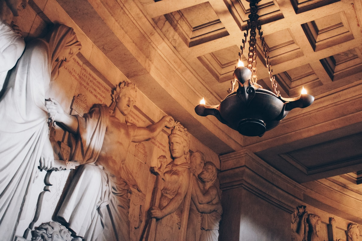 Trên các bức tường dọc con đường vòng quanh lăng mộ là những bức phù điêu mô tả các thời đại khác nhau dưới triều đại của Napoleon.