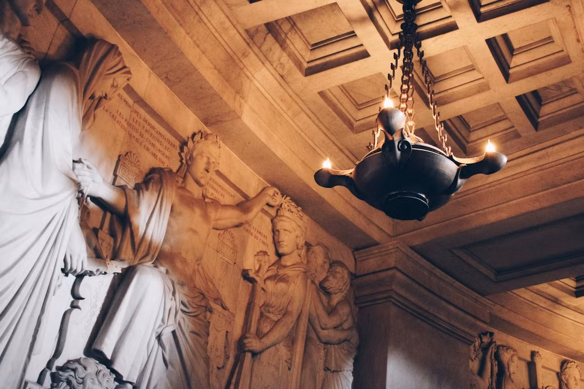 Trên các bức tường dọc con đường vòng quanh lăng mộ là những bức phù điêu mô tả các thời đại khác nhau dưới triều đại của Napoleon.