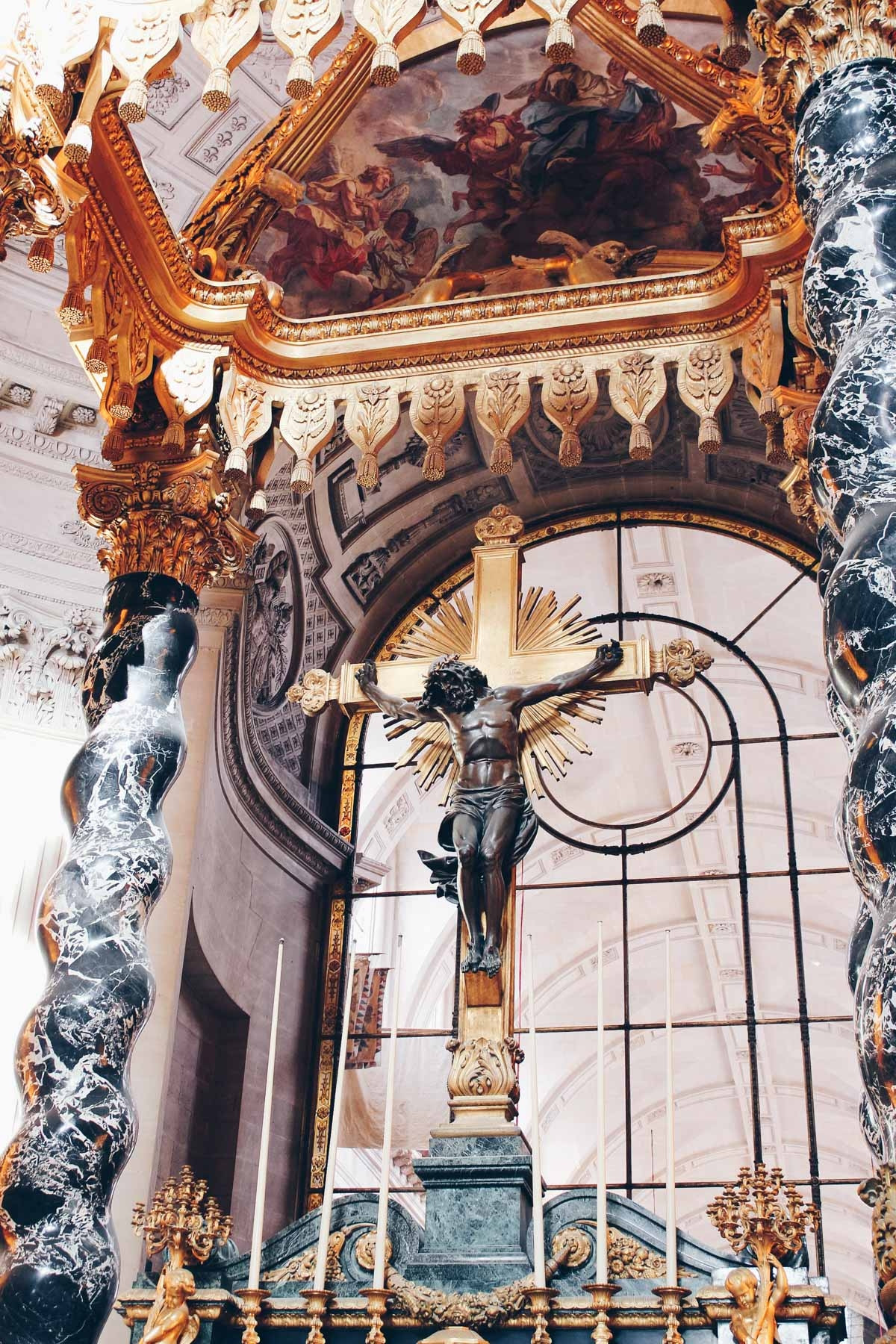 Quan tài bằng đá của Napoleon được đặt ở giữa hàng rào tròn. Nếu muốn viếng thăm, bạn phải đi xuống tầng dưới.