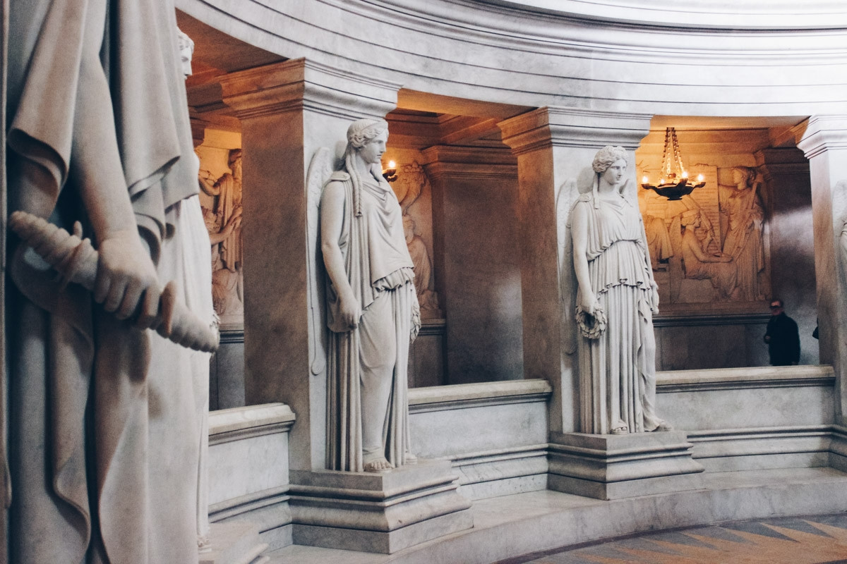 Bao quanh quan tài là 12 hình vẽ trên những cây cột tượng trưng cho chiến thắng quân sự của Napoleonn.