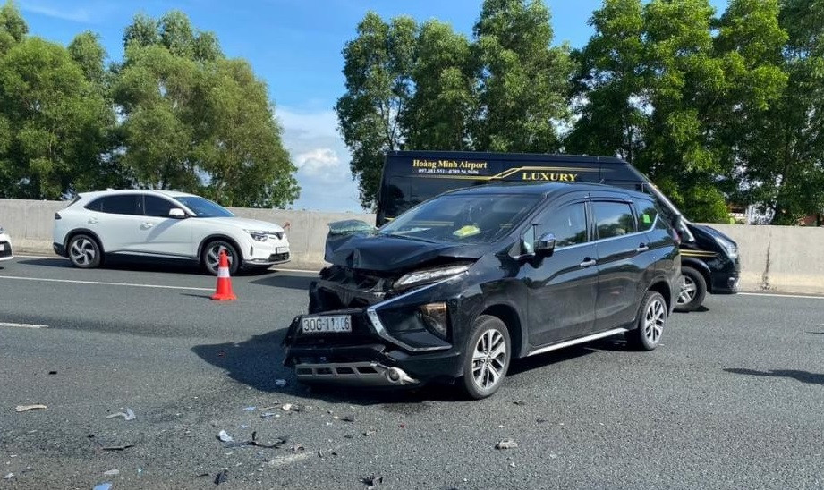 Hai ô tô va chạm ở làn dừng khẩn cấp cao tốc Hà Nội – Hải Phòng Hai o to va cham o lan dung khan cap cao toc Ha Noi – Hai Phong