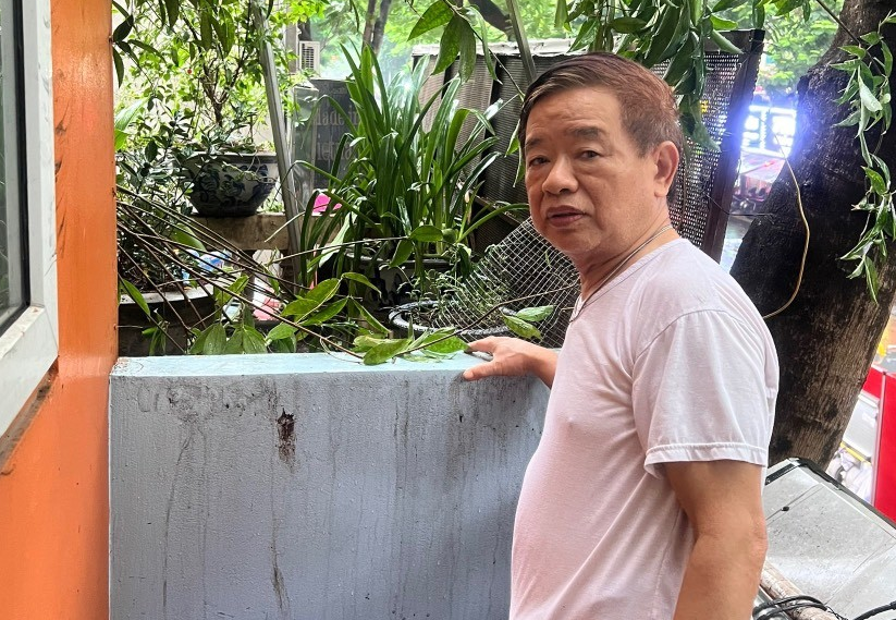 Hà Nội: Khen thưởng người đàn ông cứu người vụ cháy tại đường Tô Hiệu - Hình 2 Ha Noi: Khen thuong nguoi dan ong cuu nguoi vu chay tai duong To Hieu-Hinh-2