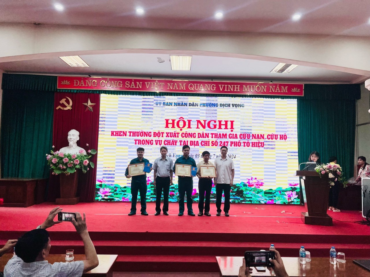 Hà Nội: Khen thưởng người đàn ông cứu người vụ cháy tại đường Tô Hiệu Ha Noi: Khen thuong nguoi dan ong cuu nguoi vu chay tai duong To Hieu