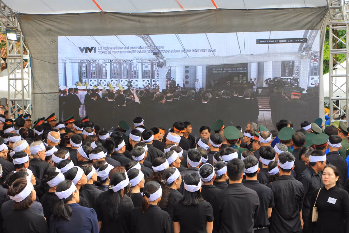 [CAP NHAT] Dong nguoi noi dai qua cac pho vao vieng Tong Bi thu Nguyen Phu Trong-Hinh-73