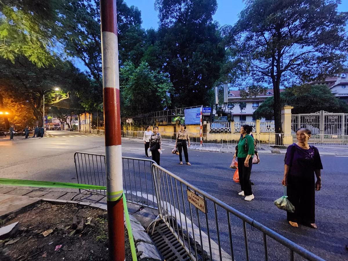 [CAP NHAT] Dong nguoi noi dai qua cac pho vao vieng Tong Bi thu Nguyen Phu Trong-Hinh-83