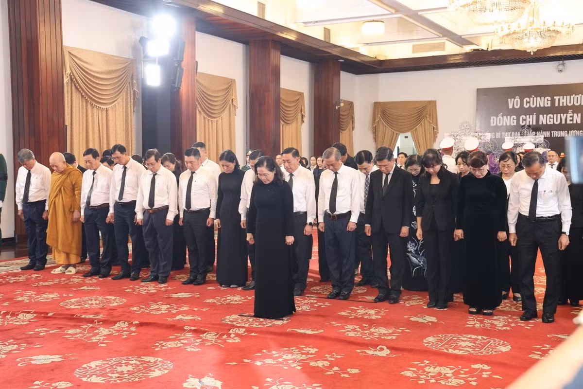 [CAP NHAT] Dong nguoi noi dai qua cac pho vao vieng Tong Bi thu Nguyen Phu Trong-Hinh-11