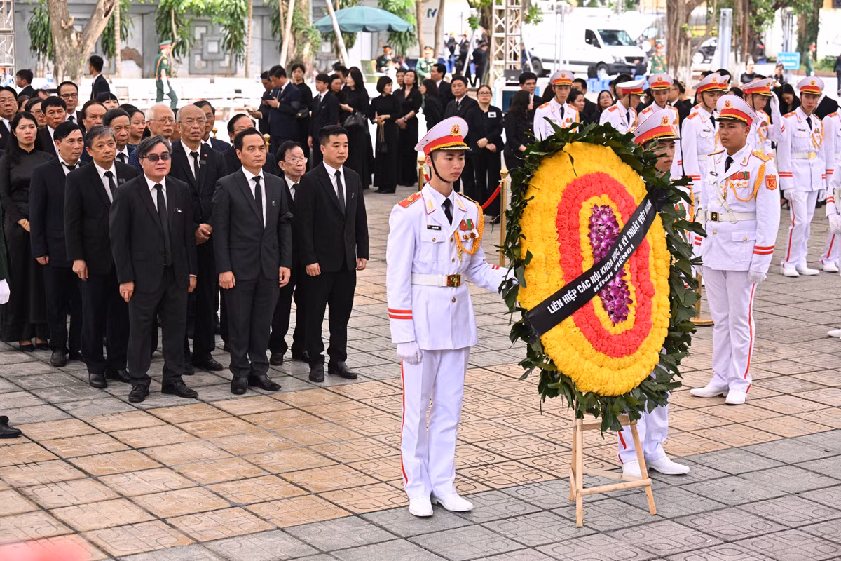 [CAP NHAT] Dong nguoi noi dai qua cac pho vao vieng Tong Bi thu Nguyen Phu Trong-Hinh-20