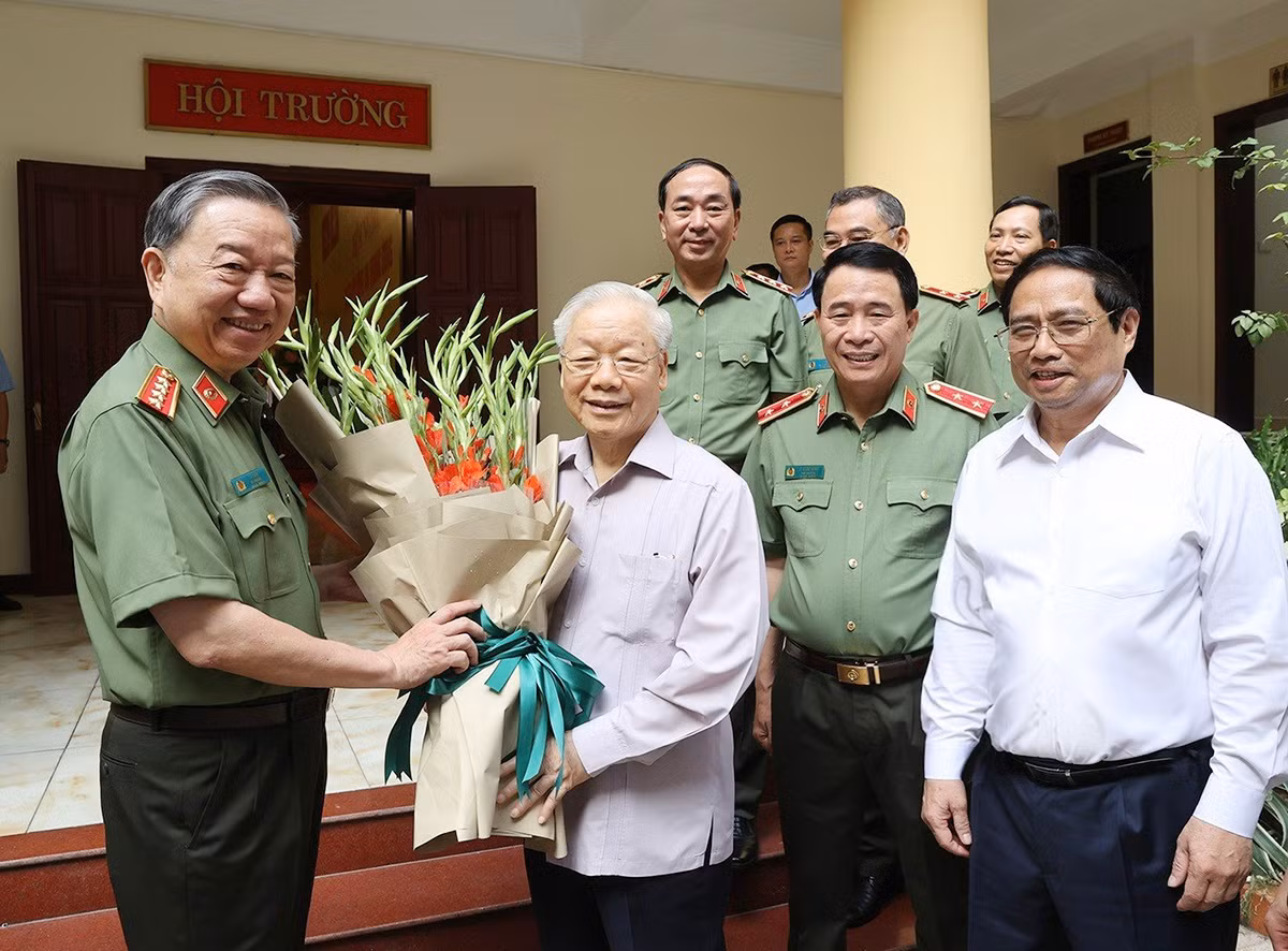 Tổng Bí thư Nguyễn Phú Trọng, Thủ tướng Chính phủ Phạm Minh Chính cùng các đồng chí lãnh đạo Bộ Công an tại Hội nghị Đảng ủy Công an Trung ương 6 tháng đầu năm 2023 diễn ra tại Hà Nội sáng 15/6/2023 