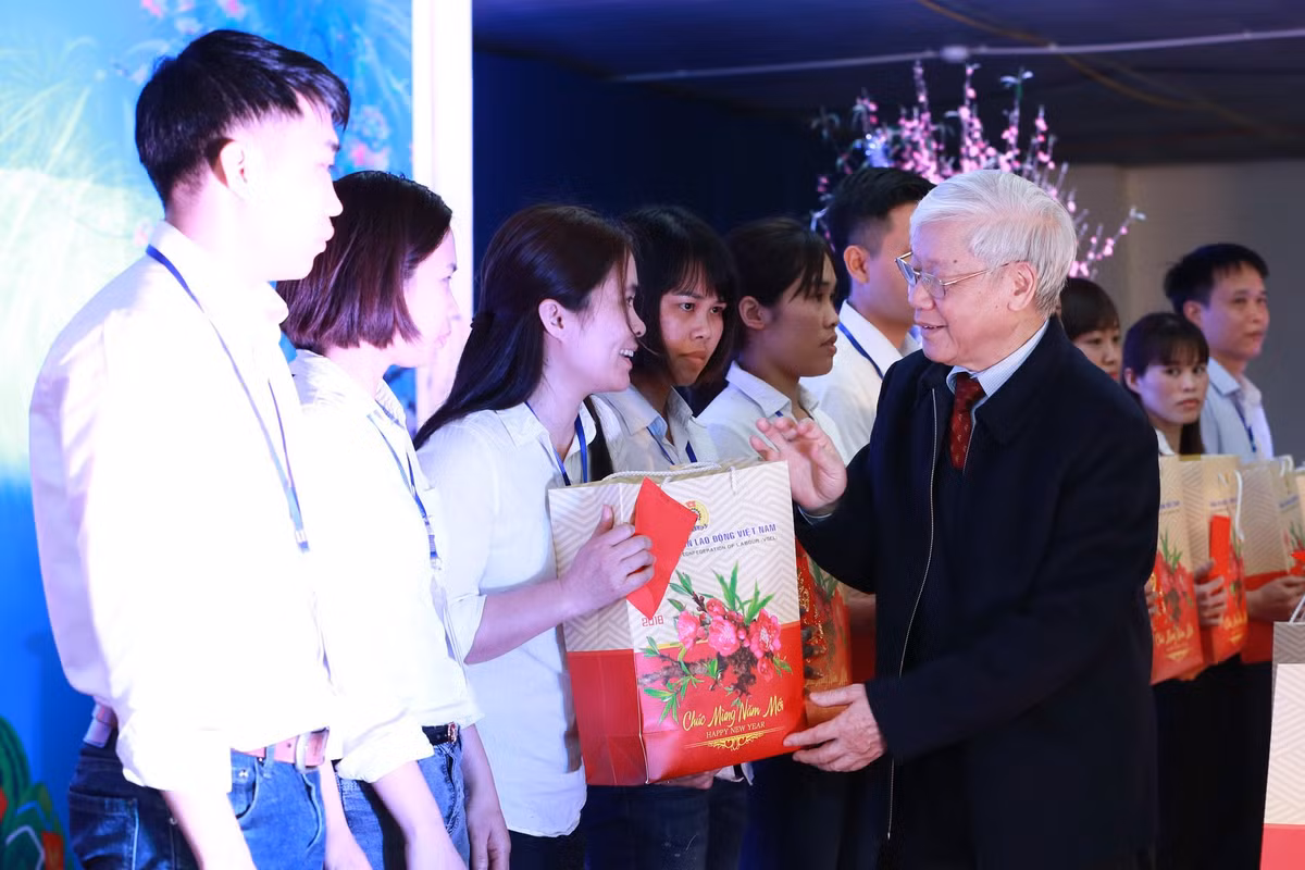 Sáng 19/2/2018, tức mùng 4 Tết Mậu Tuất, Tổng Bí thư Nguyễn Phú Trọng thăm và tặng quà công nhân lao động tỉnh Hưng Yên.