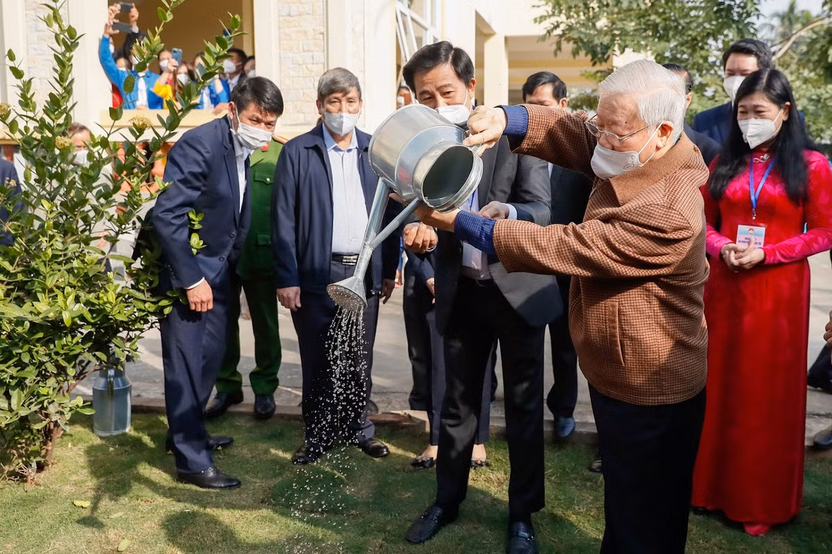Tổng Bí thư Nguyễn Phú Trọng trồng cây nhân dịp dự Ngày hội đại đoàn kết tại thôn 5, xã Yên Sở, huyện Hoài Đức, Hà Nội ngày 14/11/2021