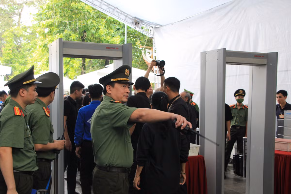 [CAP NHAT] Dong nguoi noi dai qua cac pho vao vieng Tong Bi thu Nguyen Phu Trong-Hinh-82