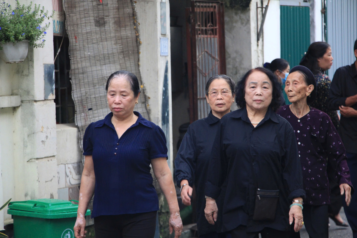 [CAP NHAT] Dong nguoi noi dai qua cac pho vao vieng Tong Bi thu Nguyen Phu Trong-Hinh-81