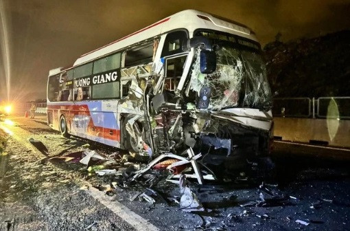 Xe khách đâm xe đầu kéo trên cao tốc Vĩnh Hảo - Phan Thiết Xe khach dam xe dau keo tren cao toc Vinh Hao - Phan Thiet