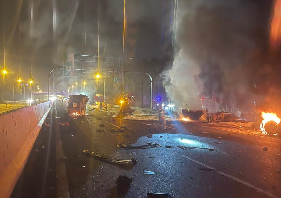 Chay xe bon cao toc Ha Noi - Hai Phong: Tai xe xe tai tu vong