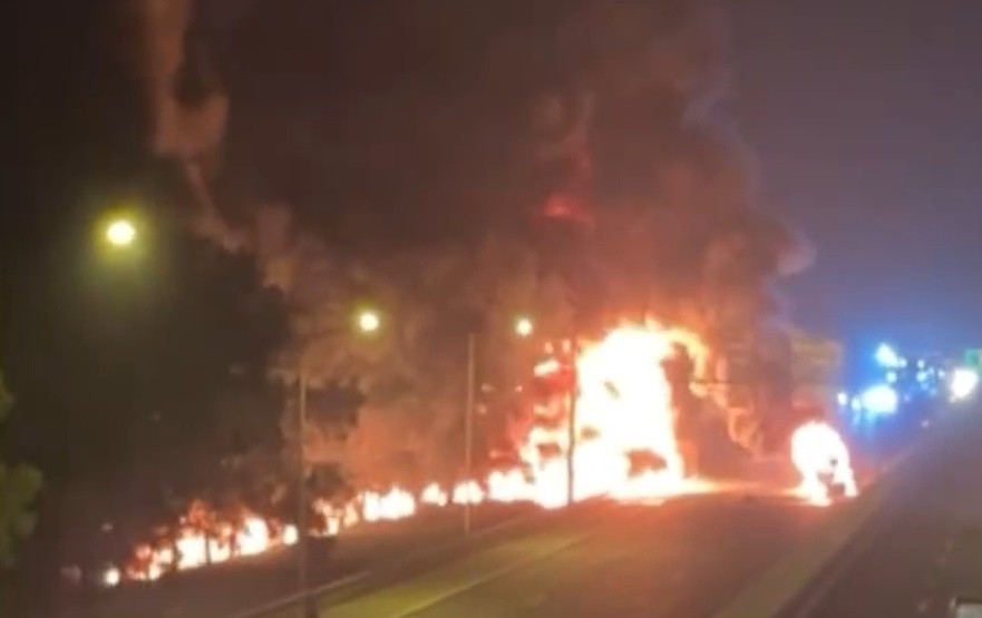 Xe bồn cháy lớn sau va chạm trên cao tốc Hà Nội-Hải Phòng Xe bon chay lon sau va cham tren cao toc Ha Noi-Hai Phong