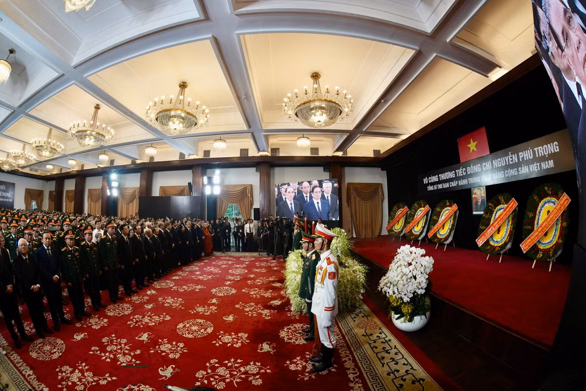 [CAP NHAT] Dong nguoi noi dai qua cac pho vao vieng Tong Bi thu Nguyen Phu Trong-Hinh-48