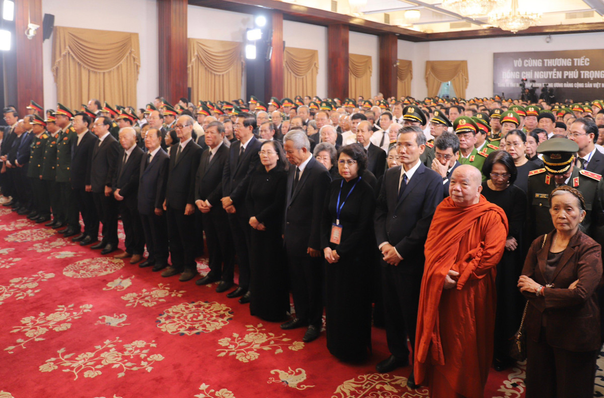 [CAP NHAT] Dong nguoi noi dai qua cac pho vao vieng Tong Bi thu Nguyen Phu Trong-Hinh-47