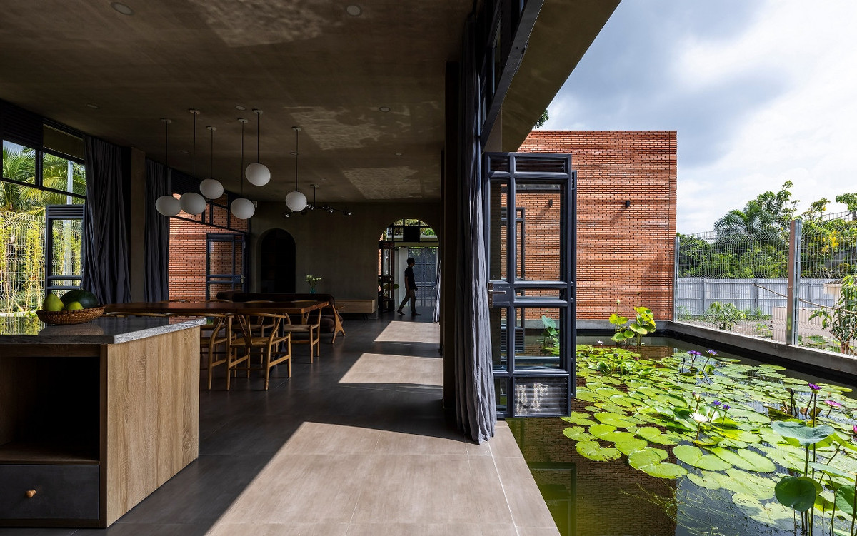 Phòng khách, bếp ăn là các không gian chung nên được thiết kế mở 2 bên để kết nối với thiên nhiên.