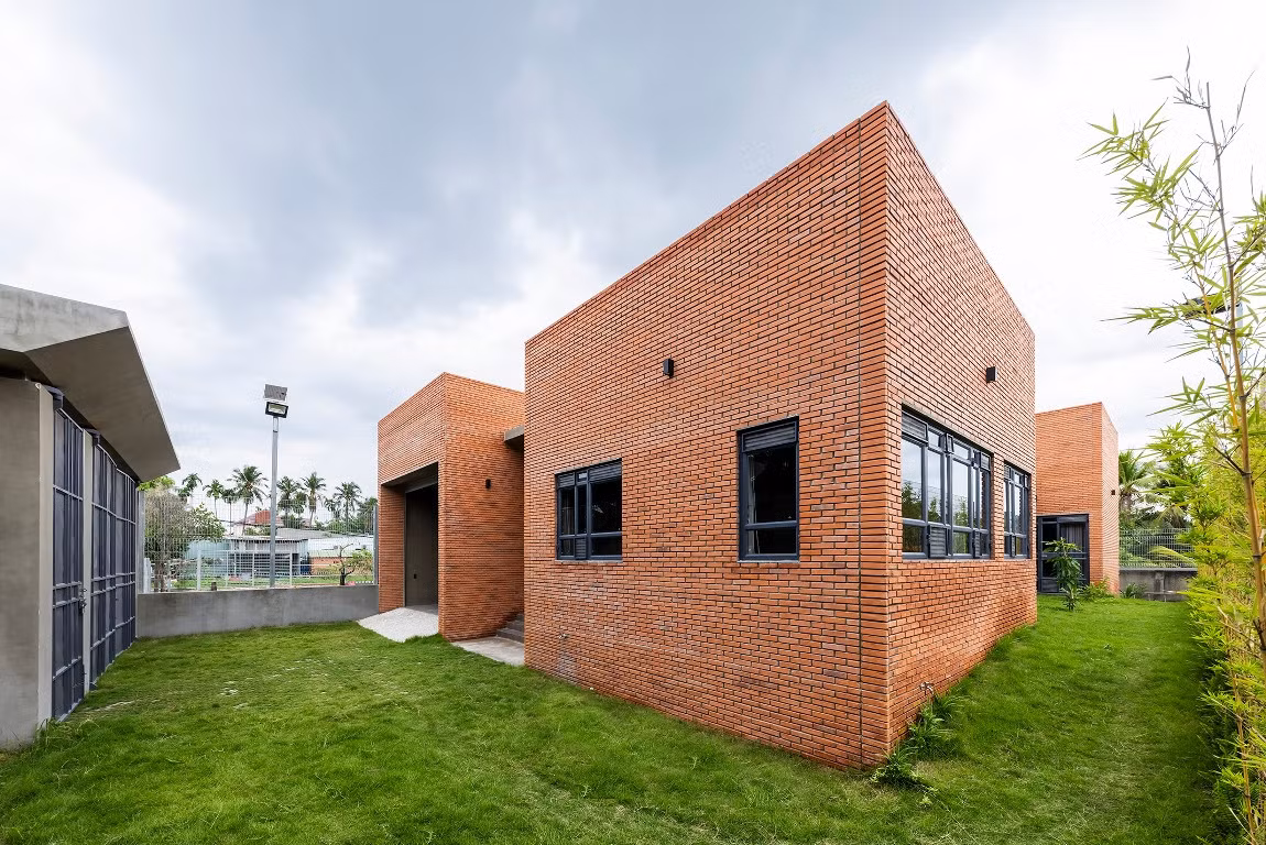 Vỏ ngoài của công trình được bao bọc bởi một lớp tường dày 250mm, có cấu tạo từ 3 lớp. Trong đó, lớp gạch đặc làm nhiệm vụ ngăn chặn phần lớn lượng nhiệt từ ánh nắng mặt trời.