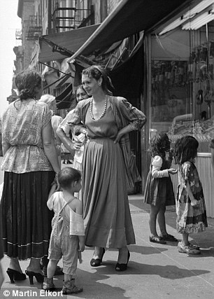 Trong khi người lớn trò chuyện, trẻ em hiếu kỳ, tò mò nhìn vào bên trong một cửa hàng.