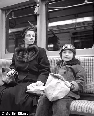 Hai mẹ con đi tàu điện ngầm.