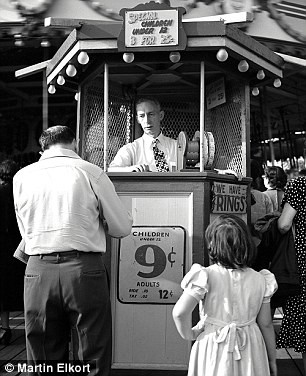 Do vậy, những bức ảnh của ông trở nên gần gũi, chân thực hơn.