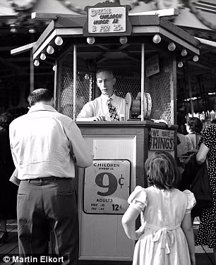 Do vậy, những bức ảnh của ông trở nên gần gũi, chân thực hơn.