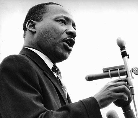 Mẹ của mục sư Martin Luther King cũng qua đời do bị đạn bắn giống con trai.