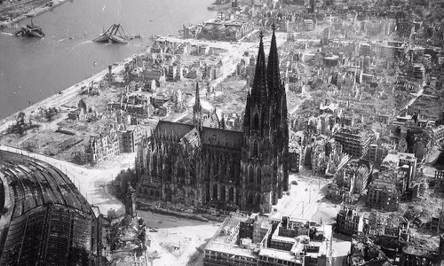 Nhà thờ Cologne ở Đức bị hư hại nặng nề do bom đạn chiến tranh. Xung quanh đó, nhiều tòa nhà, công trình kiên cố cũng bị phá hủy. Chiến tranh thế giới 2 đã gây ra thiệt hại lớn về người và tài sản.