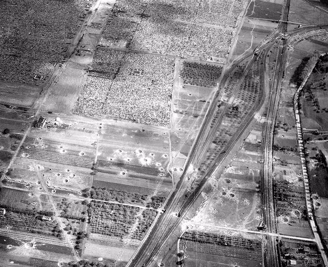 Ảnh chụp từ trên cao trại tù binh chiến tranh ở Remagen, Đức gần như bị san phẳng, không còn dấu hiệu của sự sống.