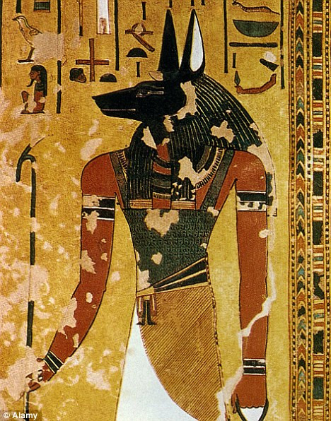 Thần Chết Anubis được miêu tả có đầu chó, thân người và có vai trò quan trọng trong đời sống của người Ai Cập. Các chuyên gia khảo cổ đã tìm thấy một số đền thờ vị thần Chết này với hàng triệu xác ướp động vật cùng những cổ vật giá trị.